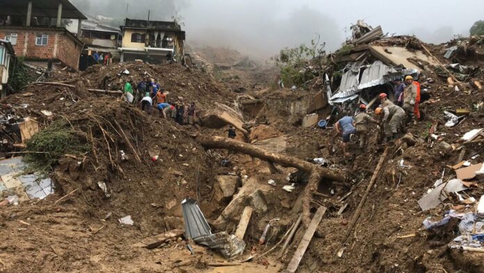 lluvias Las nuevas precipitaciones ocurren 48 horas después de que las peores lluvias en 90 años en esta antigua ciudad imperial de Petrópolis.