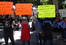 Cortan luz en mercado; comerciantes bloquean bulevar 5 de Mayo Primero se manifestaron en Palacio Municipal por el corte de luz en el mercado 5 De Mayo. Foto: