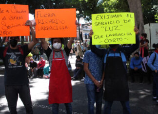 Cortan luz en mercado; comerciantes bloquean bulevar 5 de Mayo Primero se manifestaron en Palacio Municipal por el corte de luz en el mercado 5 De Mayo. Foto: