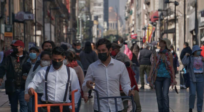 Bajan contagios y decesos por coronavirus en México La dependencia agregó que este domingo se reportaron 122 defunciones, sumando un total de 312 mil 819 en México. Foto: Es Imagen