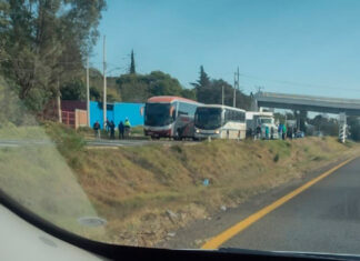 Normalistas secuestran autobuses turísticos en Michoacán normalistas