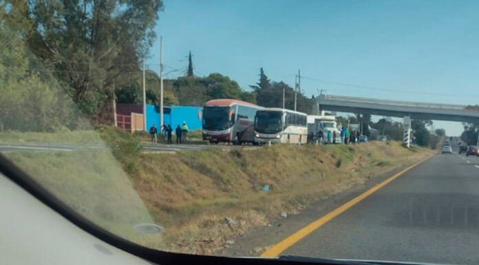 Normalistas secuestran autobuses turísticos en Michoacán normalistas