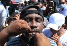 Migrantes se cosen la boca para exigir visa humanitaria Migrantes aseguraron que no buscan confrontaciones sino únicamente documentos para poder avanzar hacia el norte.