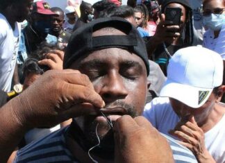 Migrantes se cosen la boca para exigir visa humanitaria Migrantes aseguraron que no buscan confrontaciones sino únicamente documentos para poder avanzar hacia el norte.