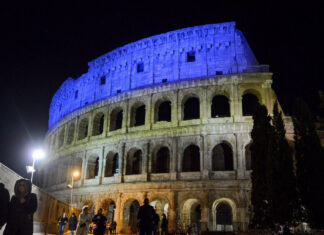 Monumentos se pintan con bandera de Ucrania