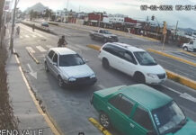 Automovilista provoca accidente a motociclista en Atlixco Un automovilista abrió la puerta del piloto sin percatarse de que en la circulación estaban dos autos y dos motociclistas. Foto: Captura de pantalla