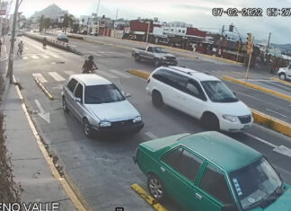 Automovilista provoca accidente a motociclista en Atlixco Un automovilista abrió la puerta del piloto sin percatarse de que en la circulación estaban dos autos y dos motociclistas. Foto: Captura de pantalla