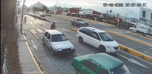 Un automovilista abrió la puerta del piloto sin percatarse de que en la circulación estaban dos autos y dos motociclistas. Foto: Captura de pantalla
