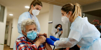 Grecia endurece multas contra adultos mayores no vacunados