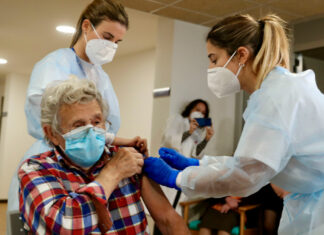 Grecia endurece multas contra adultos mayores no vacunados