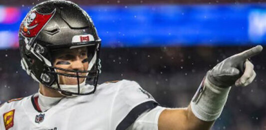Tom Brady anunció su retiro oficial de los emparrillados a través de sus redes sociales tras 22 temporadas y 7 anillos de Super Bowl.