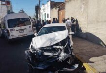 Auto embiste a van de pasajeros en Santa Anita pasajeros