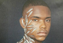 Hombre toma retratos con peces reales en el cuerpo