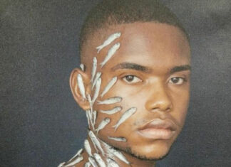 Hombre toma retratos con peces reales en el cuerpo