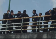 Captan a policías ebrios en pelea en Villa Frontera Policías de la ciudad de Puebla fueron captados ingiriendo bebidas alcohólicas y peleando sobre un puente peatonal. Foto: Captura de pantalla