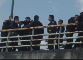Captan a policías ebrios en pelea en Villa Frontera Policías de la ciudad de Puebla fueron captados ingiriendo bebidas alcohólicas y peleando sobre un puente peatonal. Foto: Captura de pantalla