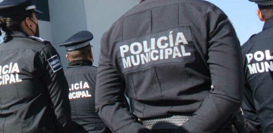 Los policías también fueron despojados de su patrulla rotulada como la P-28, misma que los agresores dejaron abandonada. más tarde.