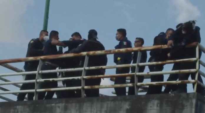 Captan a policías ebrios en pelea en Villa Frontera Policías de la ciudad de Puebla fueron captados ingiriendo bebidas alcohólicas y peleando sobre un puente peatonal. Foto: Captura de pantalla
