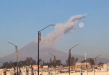 Gobierno llama a uso de cubrebocas por caída de ceniza El hecho nos regaló una bella postal del Popocatépetl, su fumarola y la luna sobre el coloso. ¡Checa las fotos!