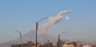 ¡Impresionante! Popocatépetl lanza fumarola tras explosión El hecho nos regaló una bella postal del Popocatépetl, su fumarola y la luna sobre el coloso. ¡Checa las fotos!