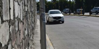 Sancionarán colocación de publicidad en postes de Puebla postes