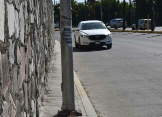 Sancionarán colocación de publicidad en postes de Puebla postes