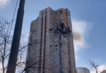 Proyectil ruso daña edificio de viviendas en Kiev El proyectil dejó un boquete de varios pisos en el edificio. Foto: Captura de pantalla
