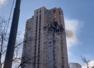 Proyectil ruso daña edificio de viviendas en Kiev El proyectil dejó un boquete de varios pisos en el edificio. Foto: Captura de pantalla