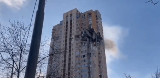 El proyectil dejó un boquete de varios pisos en el edificio. Foto: Captura de pantalla