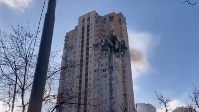 El proyectil dejó un boquete de varios pisos en el edificio. Foto: Captura de pantalla