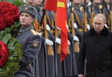 Putin pide a Ejército ucraniano tomar el poder en Kiev Putin, presidente de Rusia, calificó al gobierno ucraniano de "banda de drogadictos y neonazis", así lo reporta EFE.
