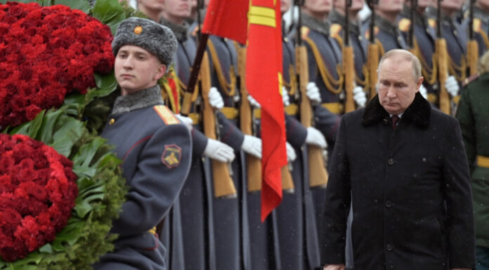 Putin pide a Ejército ucraniano tomar el poder en Kiev Putin, presidente de Rusia, calificó al gobierno ucraniano de "banda de drogadictos y neonazis", así lo reporta EFE.