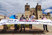 Reporteros protestan en Oaxaca tras asesinato de Heber López Portando mantas con la leyenda No + sangre, reporteros y reporteras exigieron un alto a la violencia contra periodistas.. Foto: Twitter