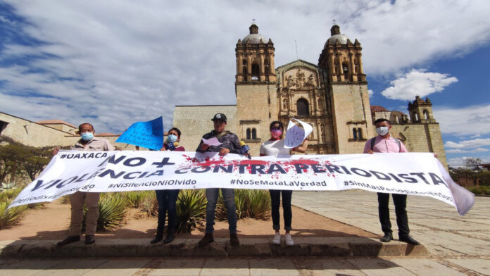 Portando mantas con la leyenda No + sangre, reporteros y reporteras exigieron un alto a la violencia contra periodistas.. Foto: Twitter