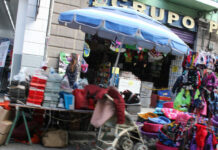 Proponen reubicar a ambulantes a zona sur de Puebla El gobierno municipal propone reubicar a los comerciantes informales en zonas sur de la ciudad. Foto: Es Imagen