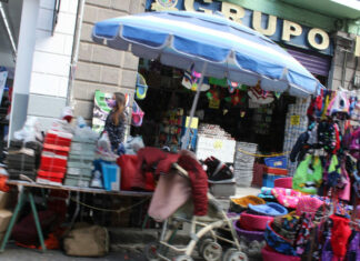 Proponen reubicar a ambulantes a zona sur de Puebla El gobierno municipal propone reubicar a los comerciantes informales en zonas sur de la ciudad. Foto: Es Imagen