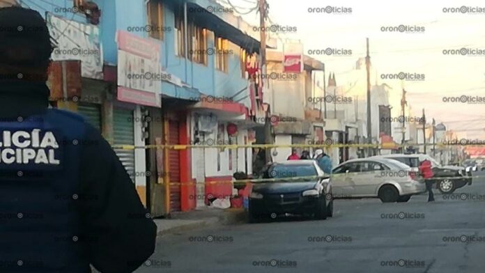Tras discutir mientras presuntamente ingerían bebidas alcohólicas a bordo de su vehículo, un joven fue asesinado a tiros por unos sujetos.