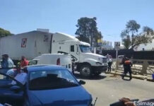 Tráiler impacta 3 vehículos en la 31 poniente; hay 5 heridos El conductor del tráiler se habría pasado la luz roja, por lo que no le dio tiempo de frenar impactando a los 3 vehículos. Foto: Es Imagen