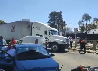 Tráiler impacta 3 vehículos en la 31 poniente; hay 5 heridos El conductor del tráiler se habría pasado la luz roja, por lo que no le dio tiempo de frenar impactando a los 3 vehículos. Foto: Es Imagen