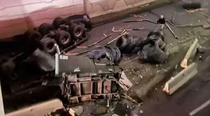 Tráiler vuelca y queda destrozado en carretera Apizaco-Chiautempan El conductor del tráiler resultó lesionado tras el accidente y fue atendido por paramédicos de la Cruz Roja Mexicana. Foto: Especial