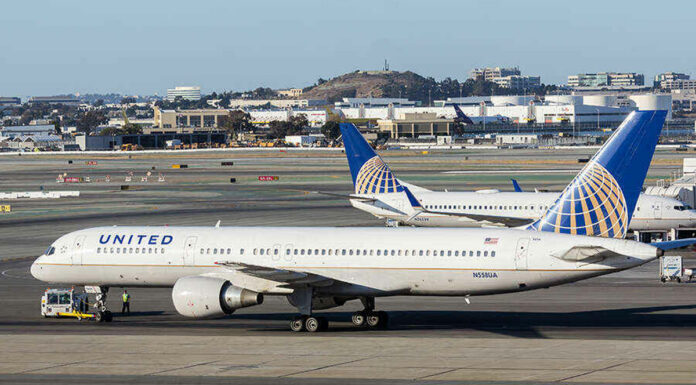 Acusan a sujeto de abusar sexualmente de mujer en un vuelo