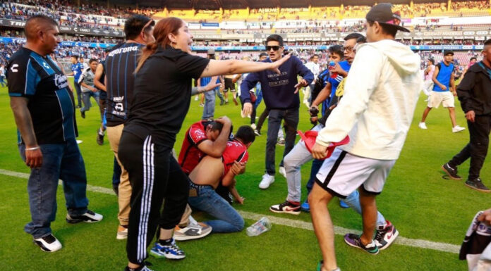 Aficionada del Atlas libra agresión gracias a seguidor del Querétaro La aficionada del Atlas busca en redes sociales al joven que la ayudó para ahora poder devolverle su playera.