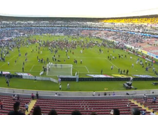 Suspenden Atlas-Querétaro por pelea campal El partido -que Atlas ganaba 1 por cero, quedó oficialmente suspendido y se reprogramará. Foto: Especial