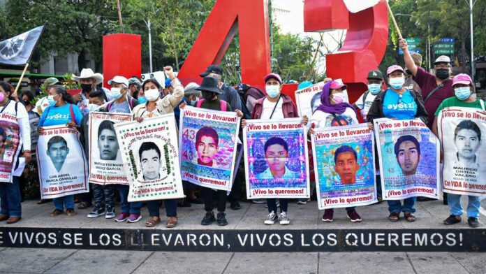 Ayotzinapa normalistas palacio Nacional