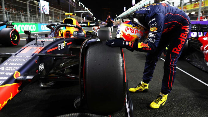 Checo Checo Pérez tuvo que ceder su tercer lugar a Carlos Sainz porque el español se quejó de un rebase ilegal del tapatío