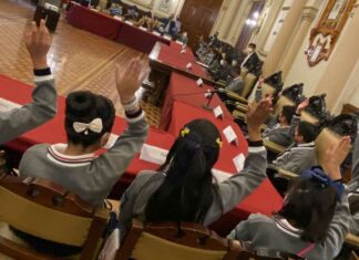 Niños participan en ejercicio de sesión de Cabildo Ejercicio