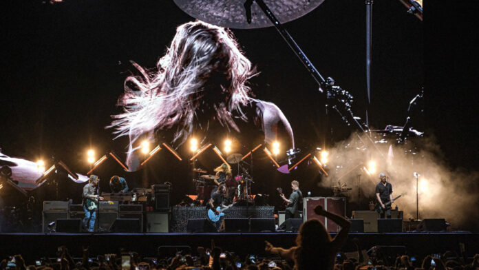 Foo-Fighters Foo Fighters estaba de gira en Latinoamérica, donde había hecho disfrutar al público de festivales reconocidos como el Lollapalooza.