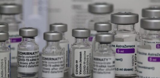 México recibe nuevo embarque de vacunas AstraZéneca