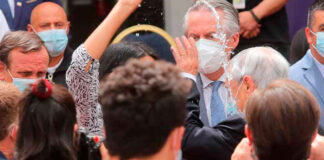 Mujer moja a Sebastián Piñera durante acto público Piñera