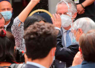 Mujer moja a Sebastián Piñera durante acto público Piñera